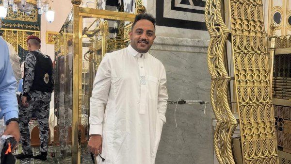 أوس أوس في لحظة روحانية مؤثرة من قلب الحرم المكي