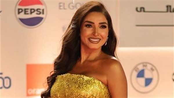 روجينا تخطف الأضواء بإطلالة صفراء ساحرة على السجادة الحمراء في مهرجان الجونة