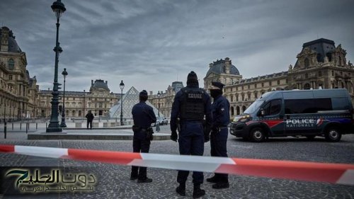 سطو على متحف اللوفر وسرقة مجوهرات من مجموعة نابليون