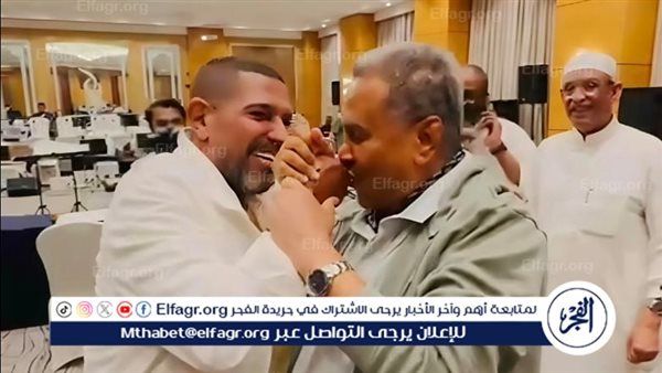 فنان العرب محمد عبده يقبل يد المايسترو هاني فرحات: "ونكيد العوازل بقى"