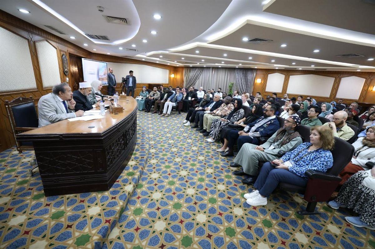 شيخ الأزهر يحاضر وفد شباب مجلس الكنائس العالمي حول وسطية الإسلام