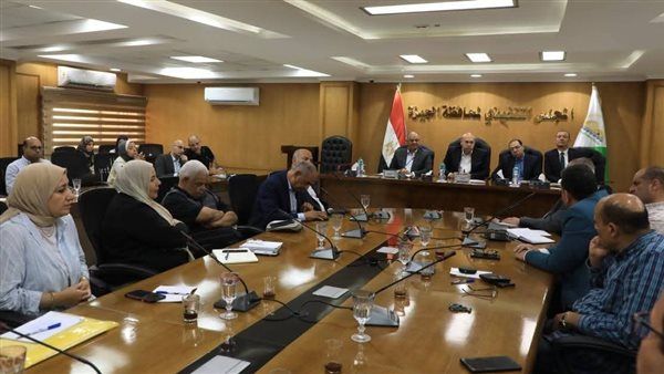 نائب محافظ الجيزة يناقش موقف مشروعات الصرف الصحي ببشتيل وحضر الجيزة