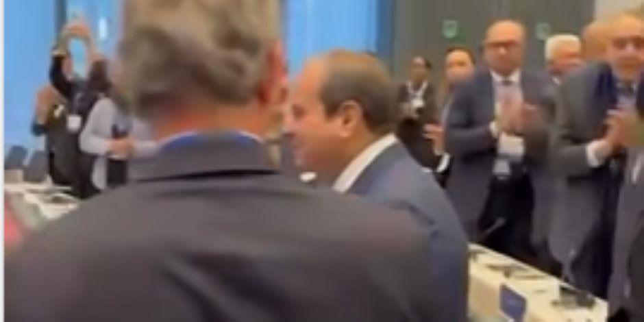 أعضاء الاتحاد الأوروبي يقفون ويصفقون لتحية الرئيس السيسي