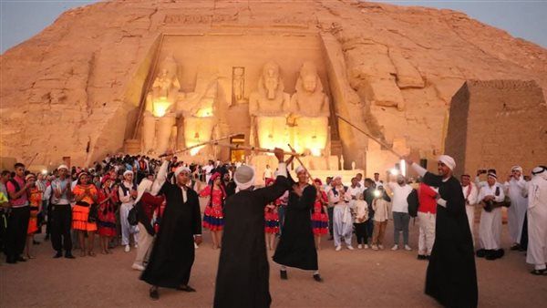 فرق مهرجان أسوان تحتفل بظاهرة تعامد الشمس في معبد أبو سمبل بحضور آلاف السائحين