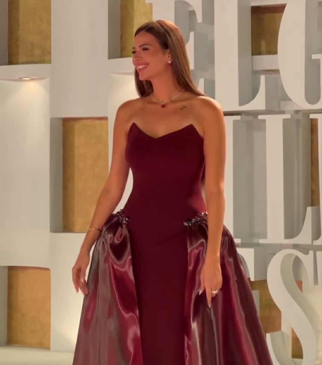 هنادي مهنا تخطف القلوب بالأحمر الناري على السجادة الحمراء في ختام مهرجان الجونة