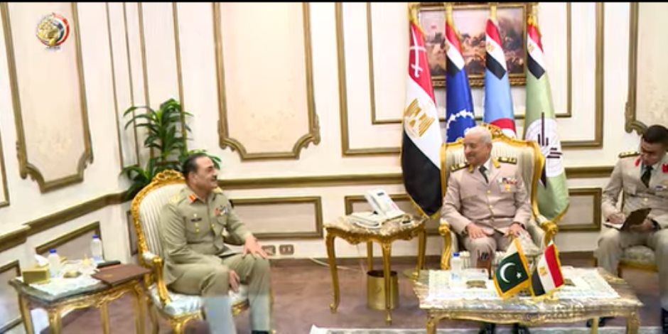 وزير الدفاع ورئيس الأركان يلتقيان رئيس أركان القوات البرية الباكستانية