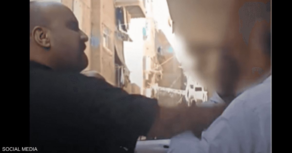 العالم اليوم - فيديو صادم.. الأمن المصري يتدخل في واقعة التعدي على رجل مسن