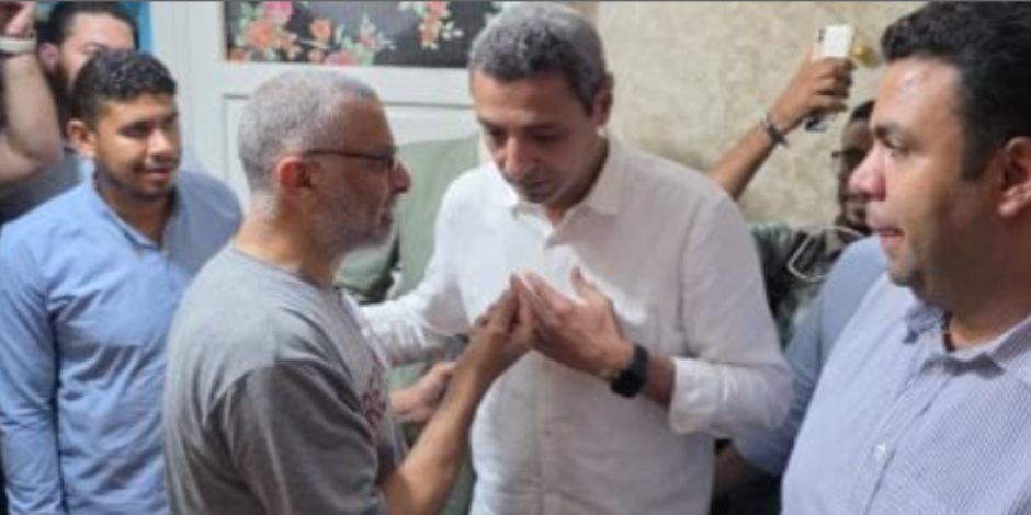 محافظ السويس يزور المسن ضحية واقعة الاعتداء للاطمئنان على حالته