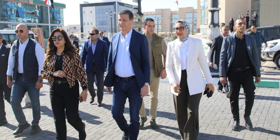 وزيرا التنمية والزراعة ومحافظ الوادي يتفقدون مجمع الخدمات الذكيه بالخارجة