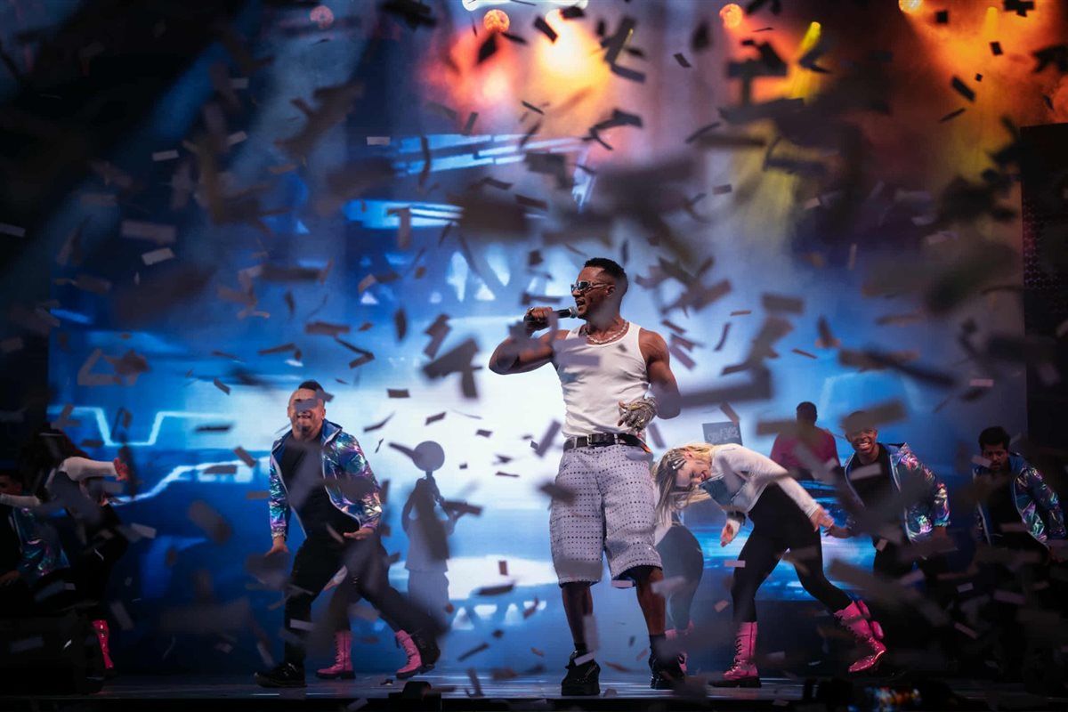 محمد رمضان يرفع شعار كامل العدد بحفل القرية العالمية في دبي