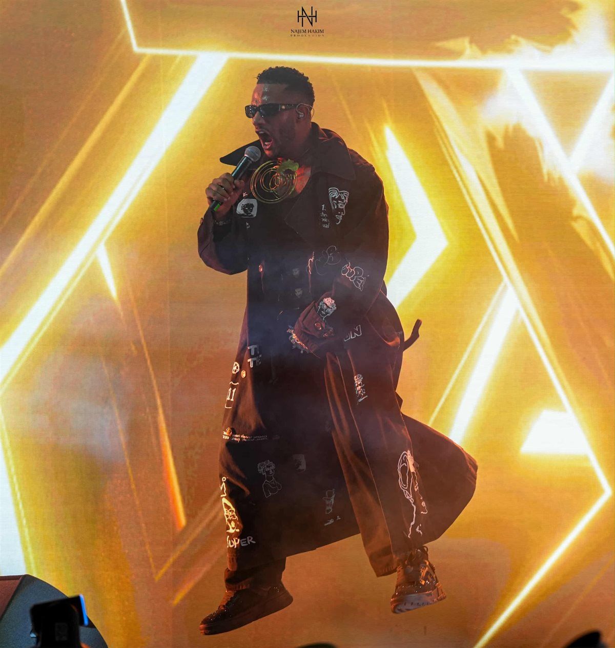 محمد رمضان يرفع شعار كامل العدد بحفل القرية العالمية في دبي