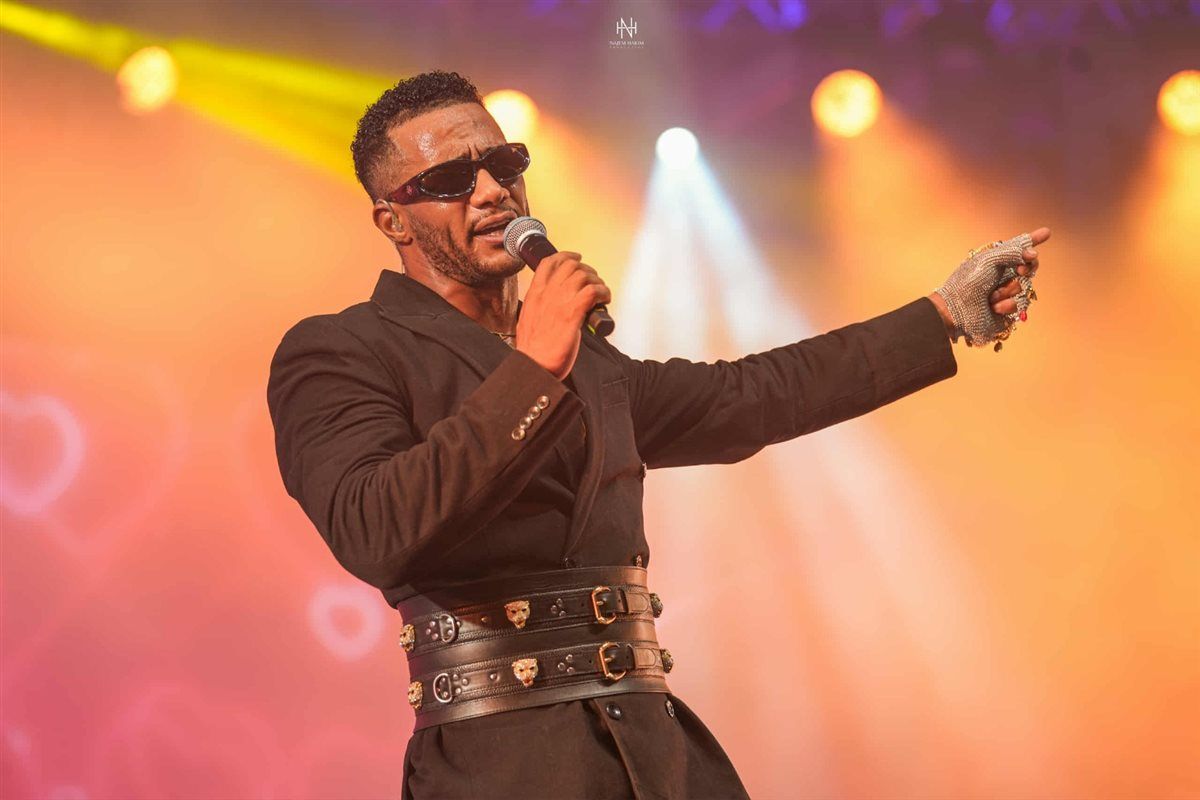 محمد رمضان يرفع شعار كامل العدد بحفل القرية العالمية في دبي