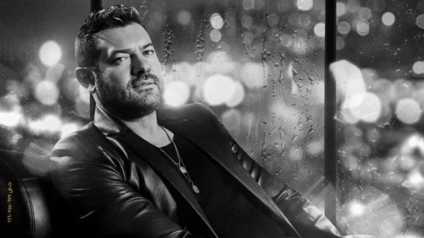 عمرو يوسف يقدم وجبة رومانسية لشكل العلاقات الزوجية في السلم والثعبان (لعب عيال)