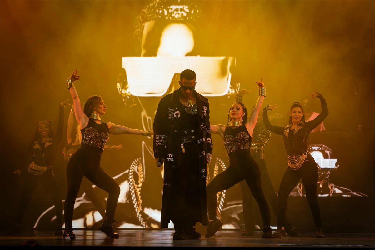 محمد رمضان يرفع شعار كامل العدد بحفل القرية العالمية في دبي