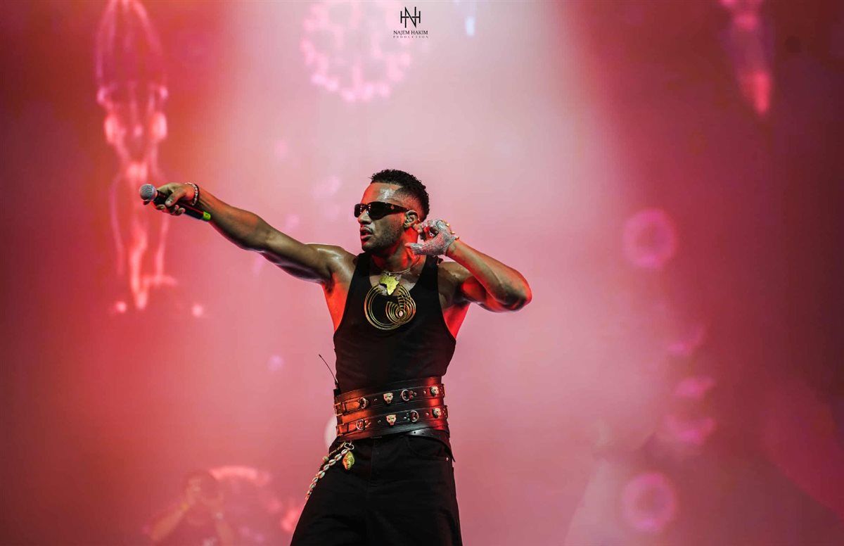 محمد رمضان يرفع شعار كامل العدد بحفل القرية العالمية في دبي