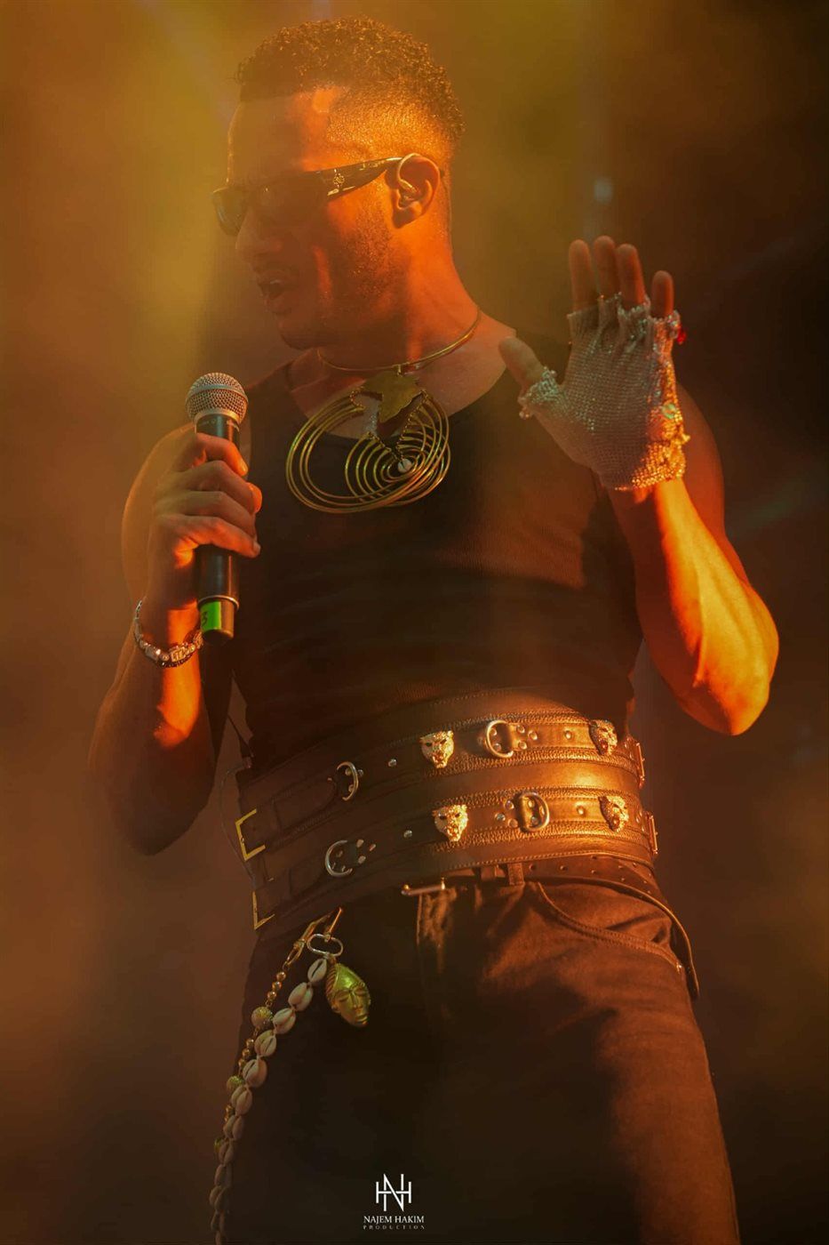 محمد رمضان يرفع شعار كامل العدد بحفل القرية العالمية في دبي