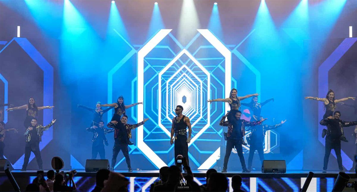 محمد رمضان يرفع شعار كامل العدد بحفل القرية العالمية في دبي