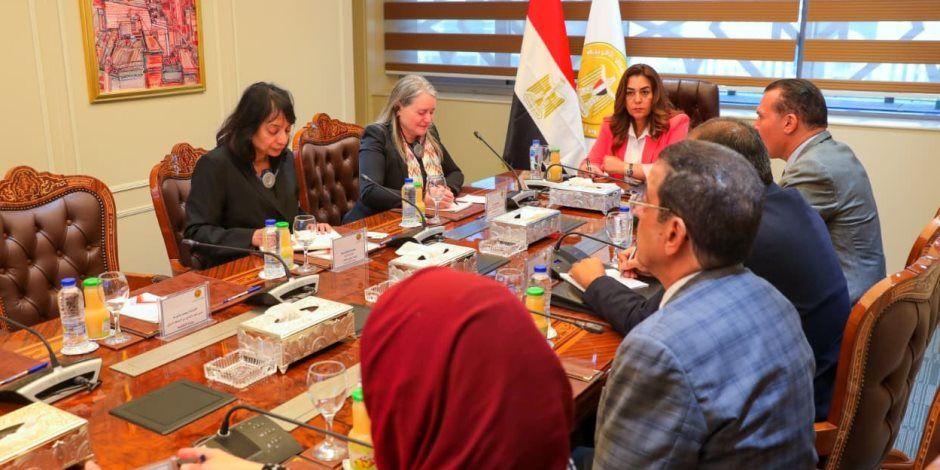 منال عوض تبحث مع لجنة من البنك الدولي نتائج برنامج التنمية المحلية بصعيد مصر