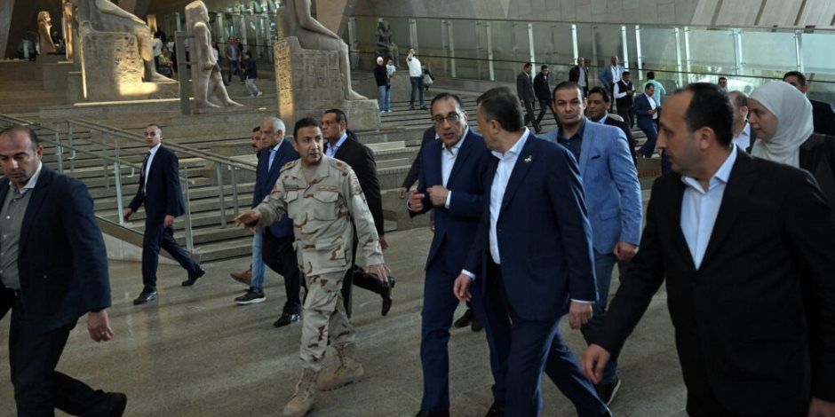 رئيس الوزراء يجرى جولة ليلية لمتابعة ترتيبات افتتاح المتحف المصري الكبير