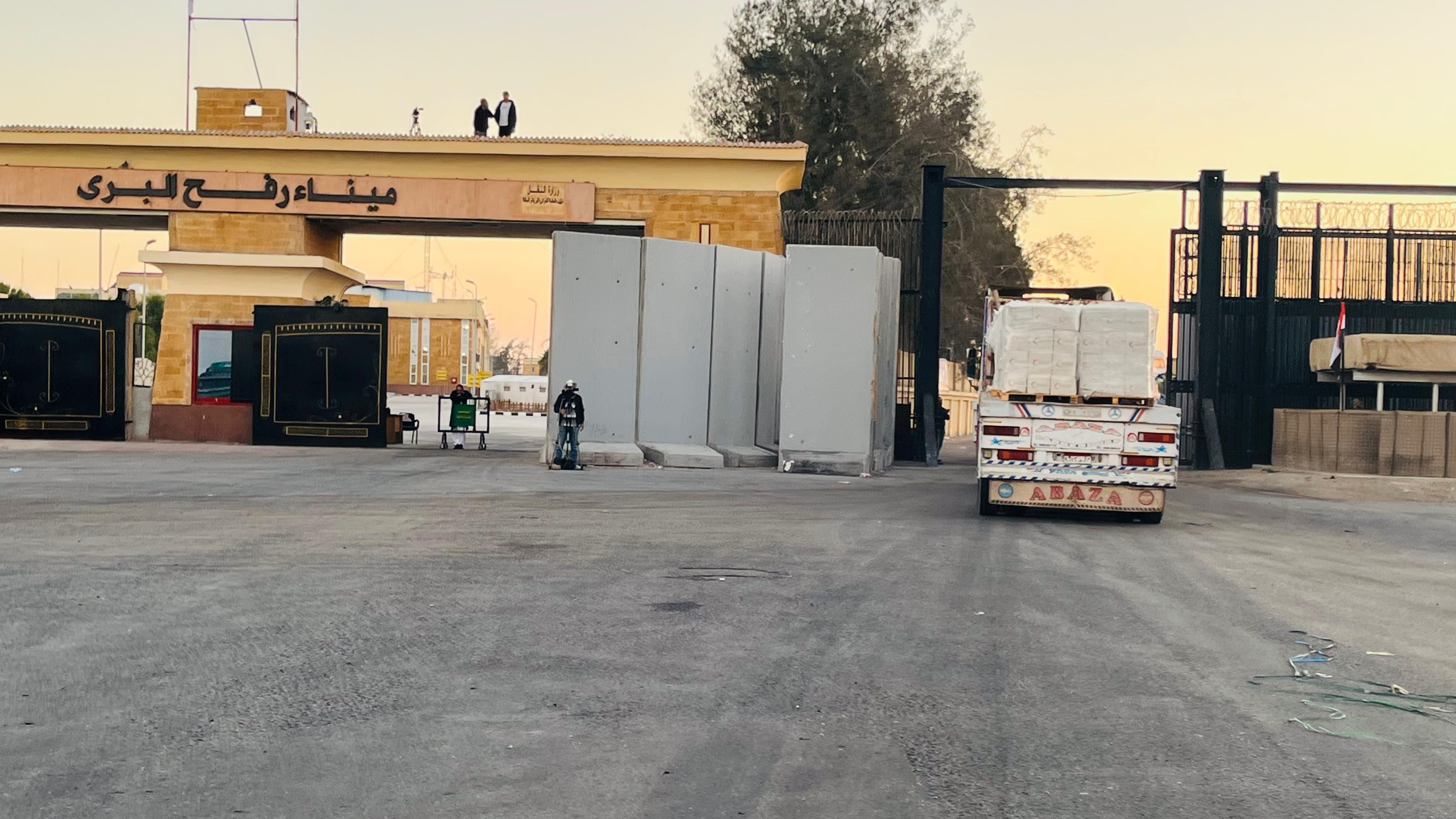 مساعدات الهلال الأحمر إلى غزة مساعدات الهلال الأحمر إلى غزة
