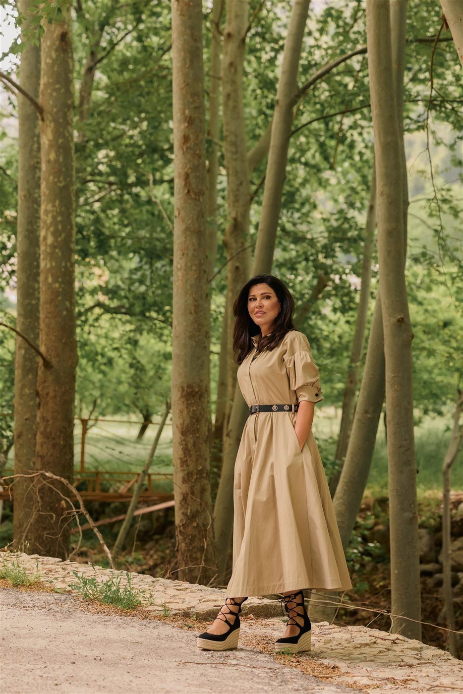 جومانا مراد تخطف الأنظار بإطلالة أنيقة بفستان من اللون الزيتي