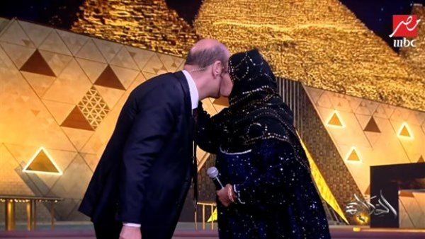 بلبلل الشرقية الحاجة نبيلة تقبل عمرو أديب على الهواء .. فيديو