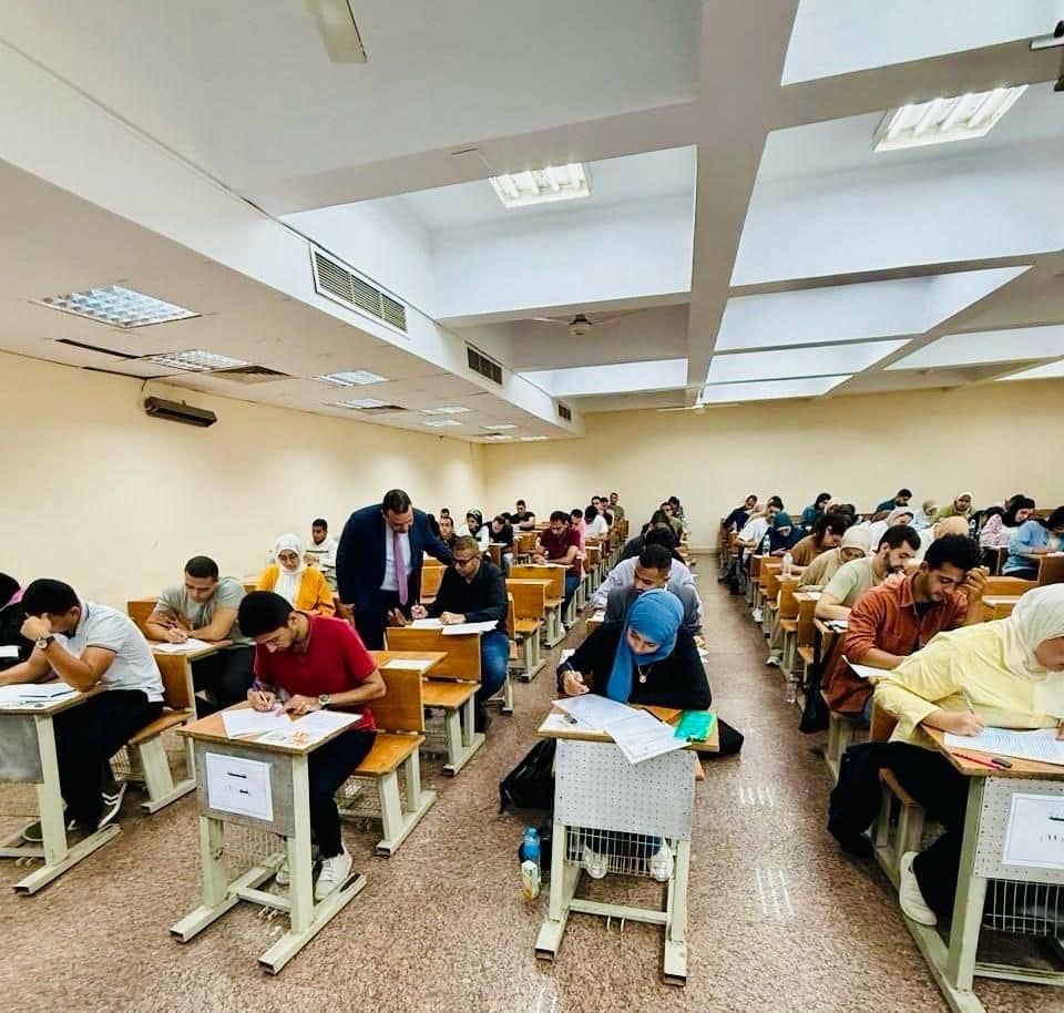 قد تكون صورة شخص أو أكثر وأشخاص يدرسون