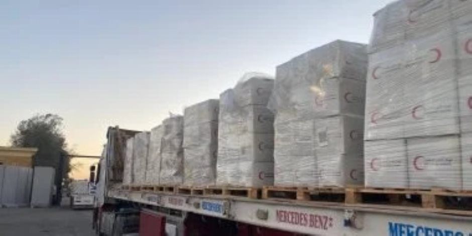 انطلاق شاحنات مساعدات إنسانية من مصر إلى قطاع غزة
