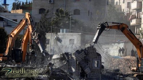 الاحتلال يهدم منزلين وسط الضفة الغربية