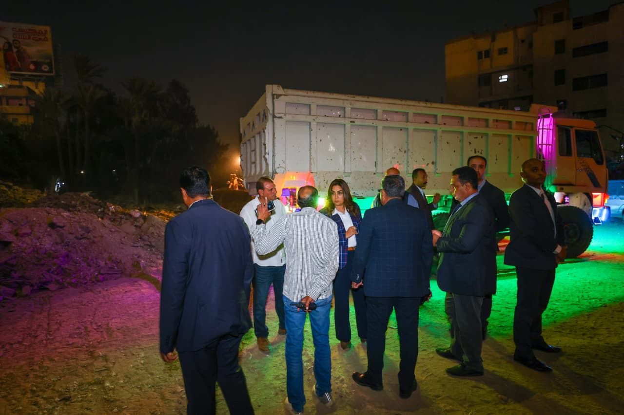 جولة ليلية لوزيرة التنمية المحلية والقائم بأعمال وزير البيئة لتفقد المنطقة المحيطة بالمتحف المصرى الكبير لمتابعة جهود النظافة والتجميل والتشجير ورفع أي مخلفات