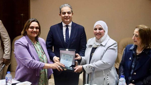 جامعة 6 أكتوبر تُكرِّم نقيب الإعلاميين لإسهاماته العلمية والبحثية