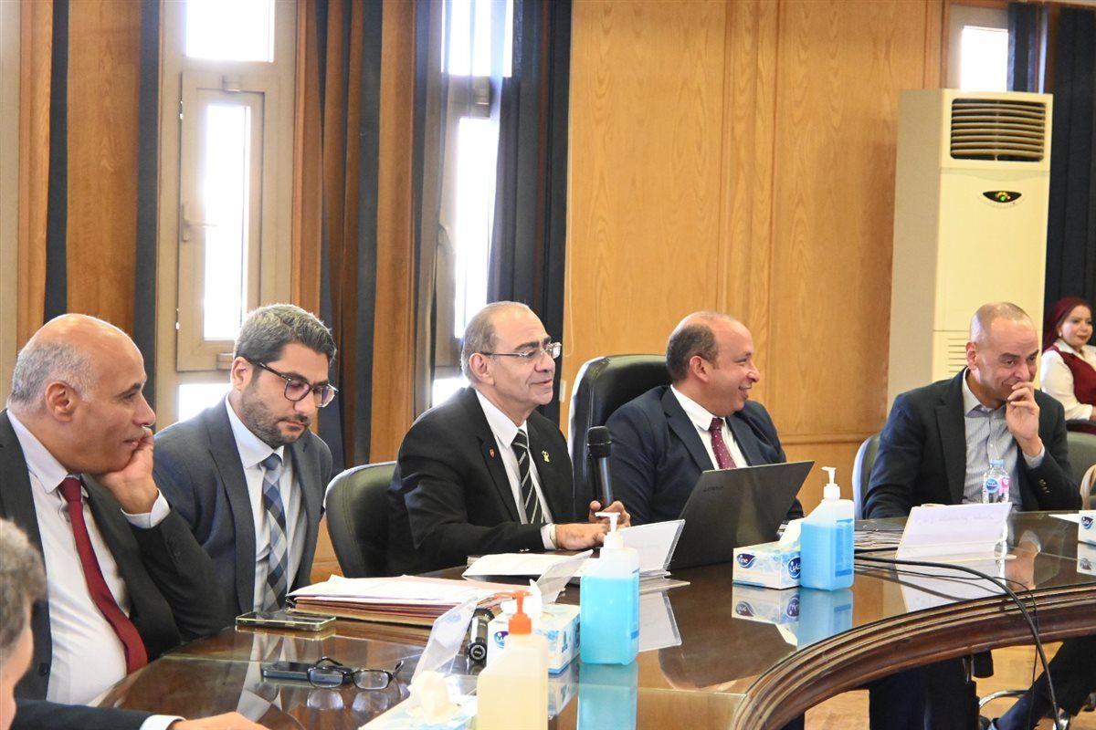 مجلس إدارة مستشفيات جامعة القاهرة يناقش خطط تطوير الأداء الجراحي