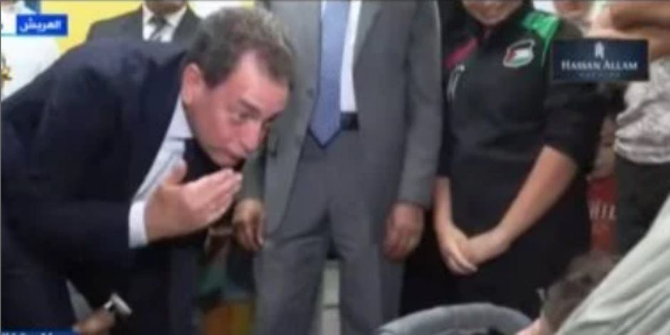 سفير فرنسا بالقاهرة يمازح رضيعة من غزة داخل مستشفى العريش ويرسل لها قبلات