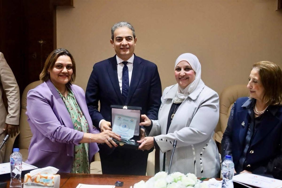 جامعة 6 أكتوبر تُكرِّم نقيب الإعلاميين لإسهاماته العلمية والبحثية