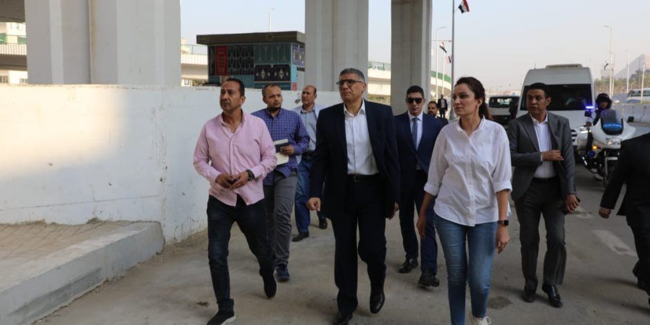 استعدادا للافتتاح.. محافظ الجيزة يتابع أعمال النظافة والتجميل بمحيط المتحف المصري الكبير