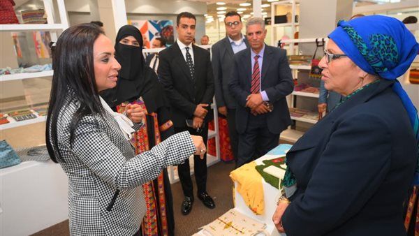 وزيرة التضامن الاجتماعي تتفقد جناح معرض "ديارنا للحرف اليدوية والتراثية" بمطار شرم الشيخ الدولي