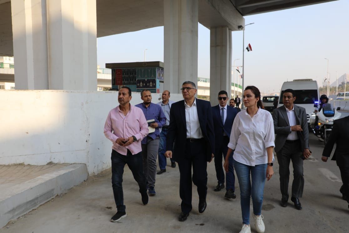 استعدادا للافتتاح.. محافظ الجيزة يتابع أعمال النظافة والتجميل بمحيط المتحف المصري الكبير