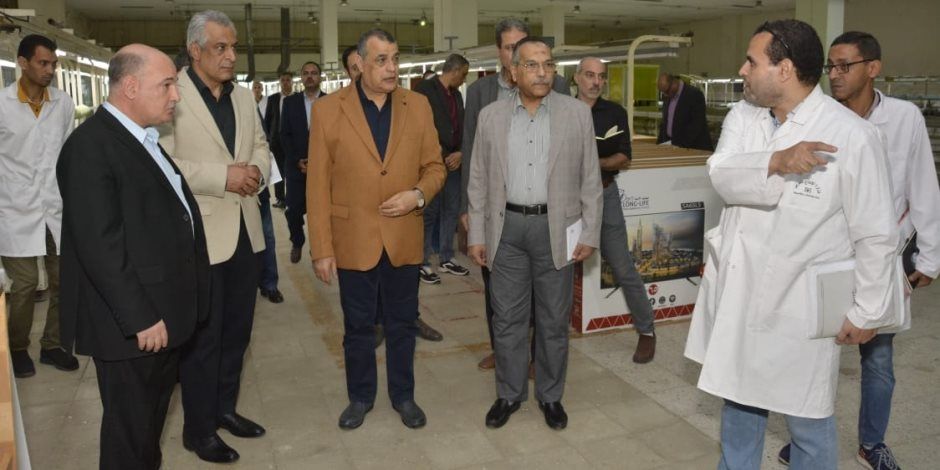 وزير الدولة للإنتاج الحربي يتابع مراحل التصنيع بشركة بنها للصناعات الإلكترونية