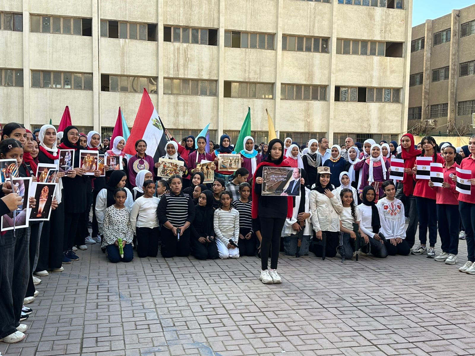 بالزي الفرعوني.. طلاب المدارس يحتفلون بافتتاح المتحف المصري الكبير (صور)