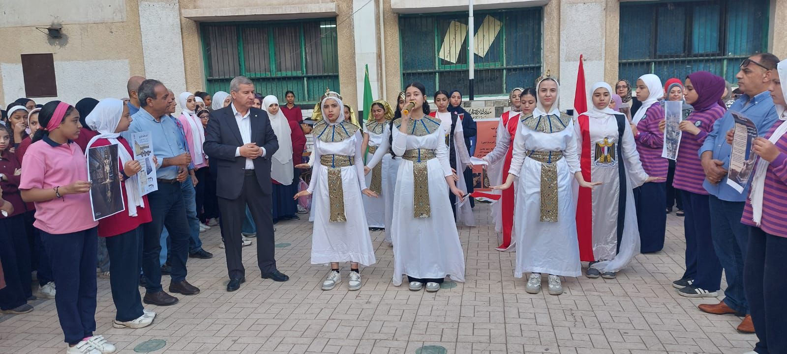 بالزي الفرعوني.. طلاب المدارس يحتفلون بافتتاح المتحف المصري الكبير (صور)