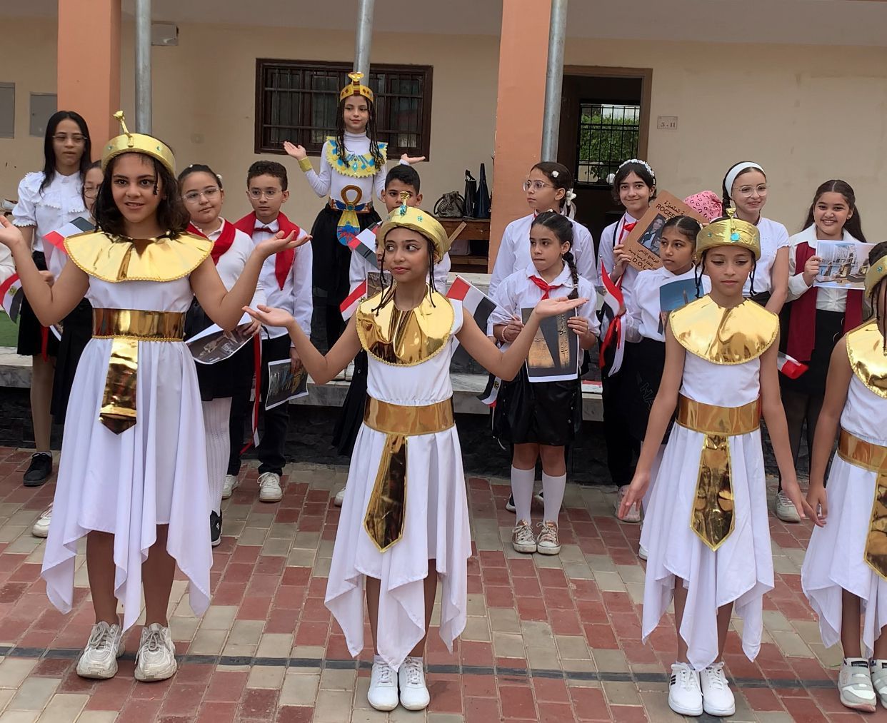 بالزي الفرعوني.. طلاب المدارس يحتفلون بافتتاح المتحف المصري الكبير (صور)