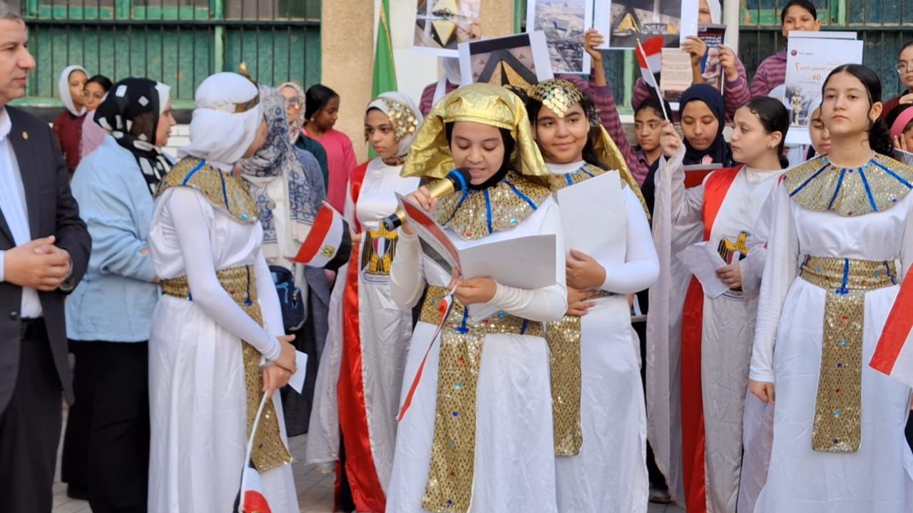 بالزي الفرعوني.. طلاب المدارس يحتفلون بافتتاح المتحف المصري الكبير (صور)