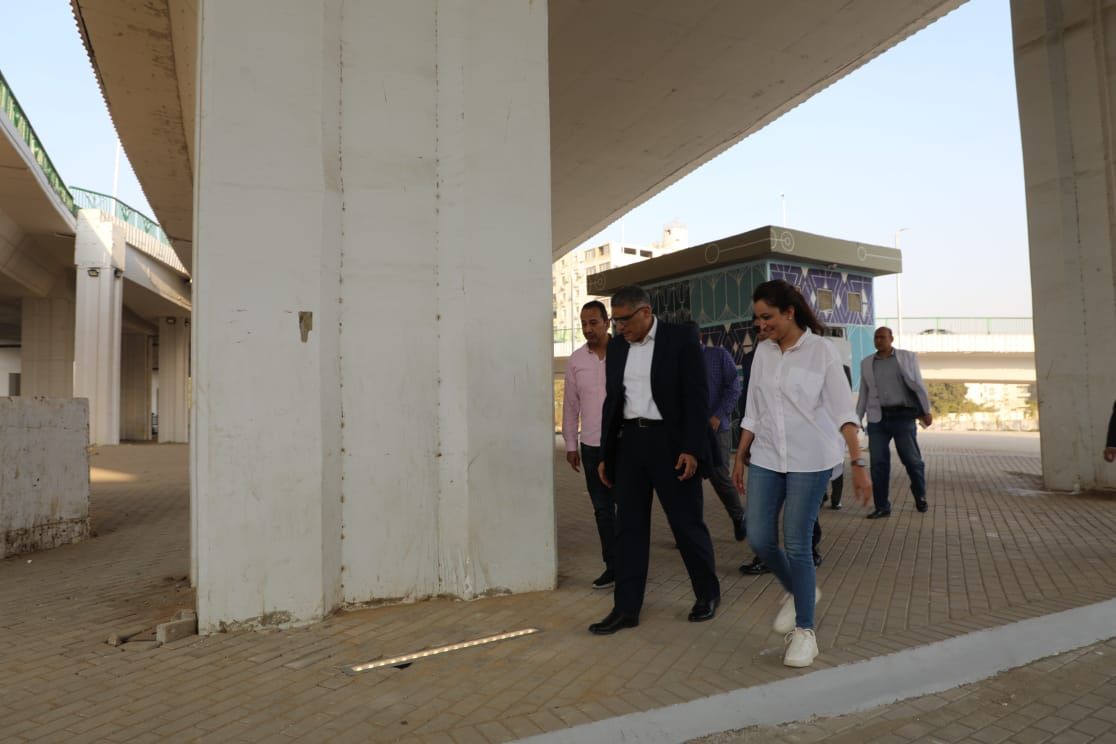 استعدادا للافتتاح.. محافظ الجيزة يتابع أعمال النظافة والتجميل بمحيط المتحف المصري الكبير