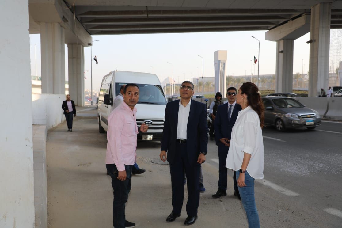 استعدادا للافتتاح.. محافظ الجيزة يتابع أعمال النظافة والتجميل بمحيط المتحف المصري الكبير