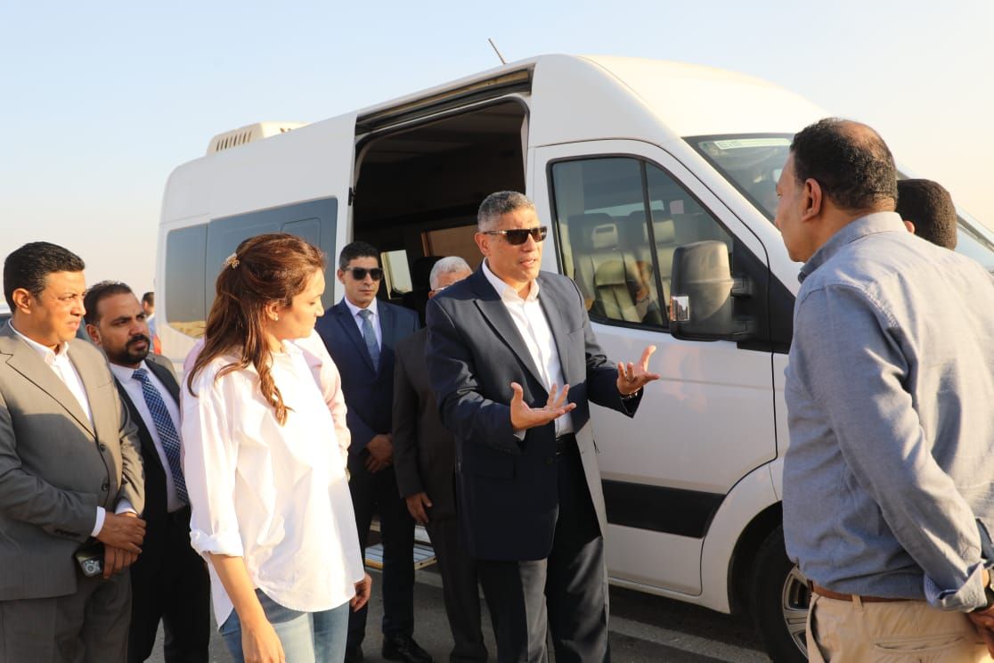 استعدادا للافتتاح.. محافظ الجيزة يتابع أعمال النظافة والتجميل بمحيط المتحف المصري الكبير