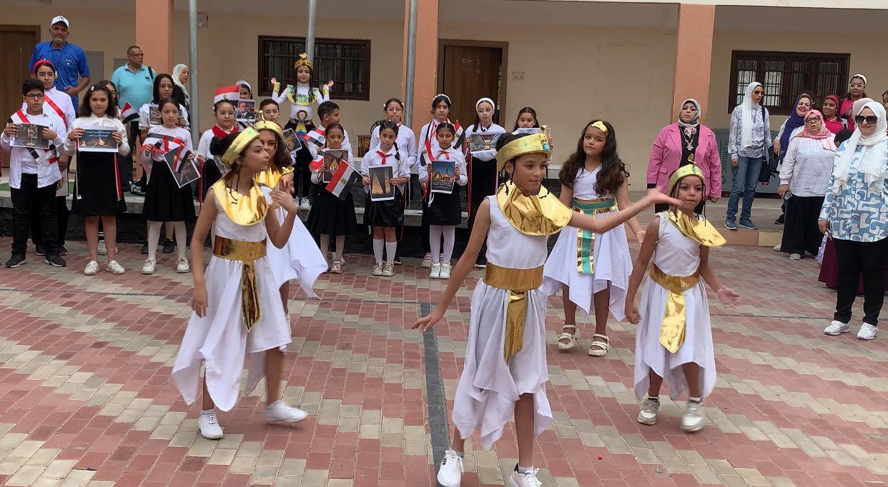 بالزي الفرعوني.. طلاب المدارس يحتفلون بافتتاح المتحف المصري الكبير (صور)