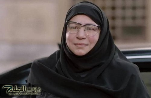 عبلة كامل تثير التساؤلات من أمام الأهرامات المصرية