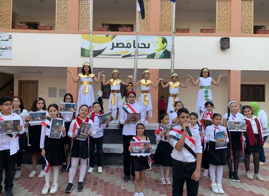 بالزي الفرعوني.. طلاب المدارس يحتفلون بافتتاح المتحف المصري الكبير (صور)