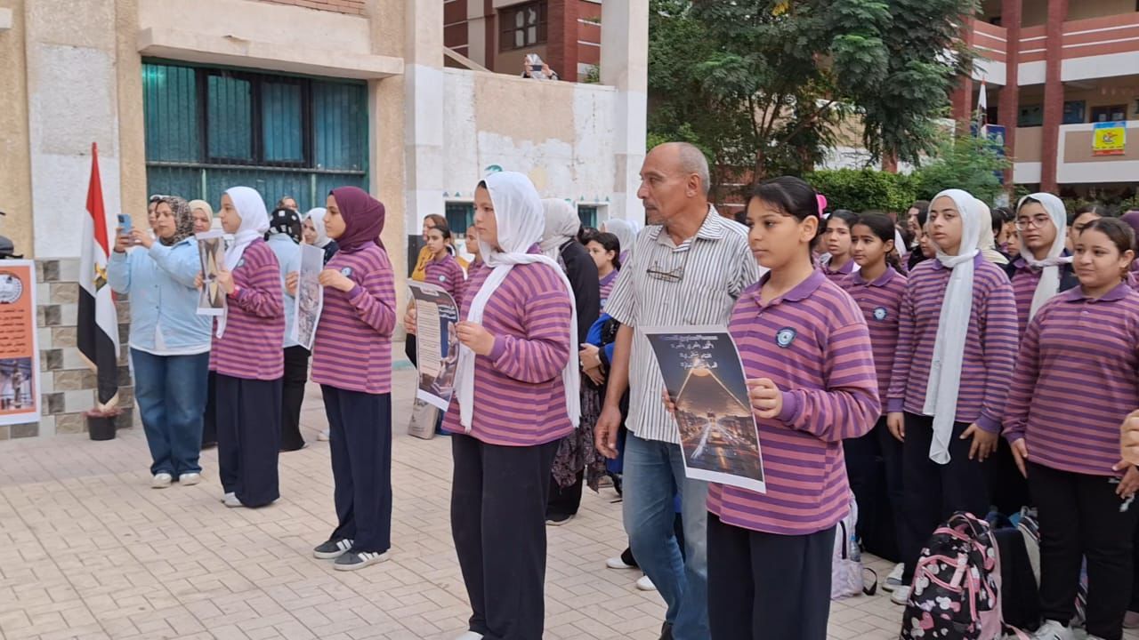 بالزي الفرعوني.. طلاب المدارس يحتفلون بافتتاح المتحف المصري الكبير (صور)