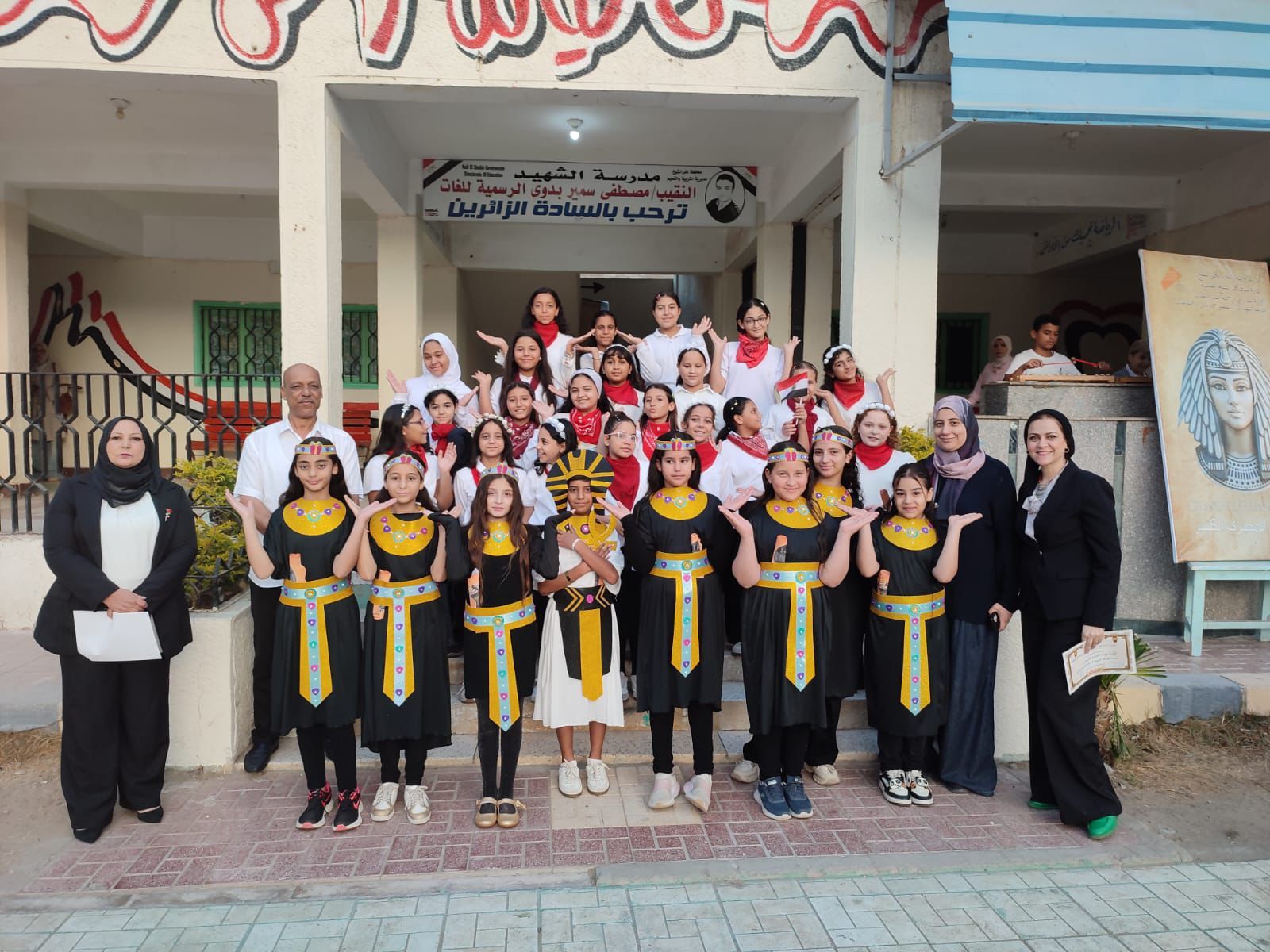 بالزي الفرعوني.. طلاب المدارس يحتفلون بافتتاح المتحف المصري الكبير (صور)